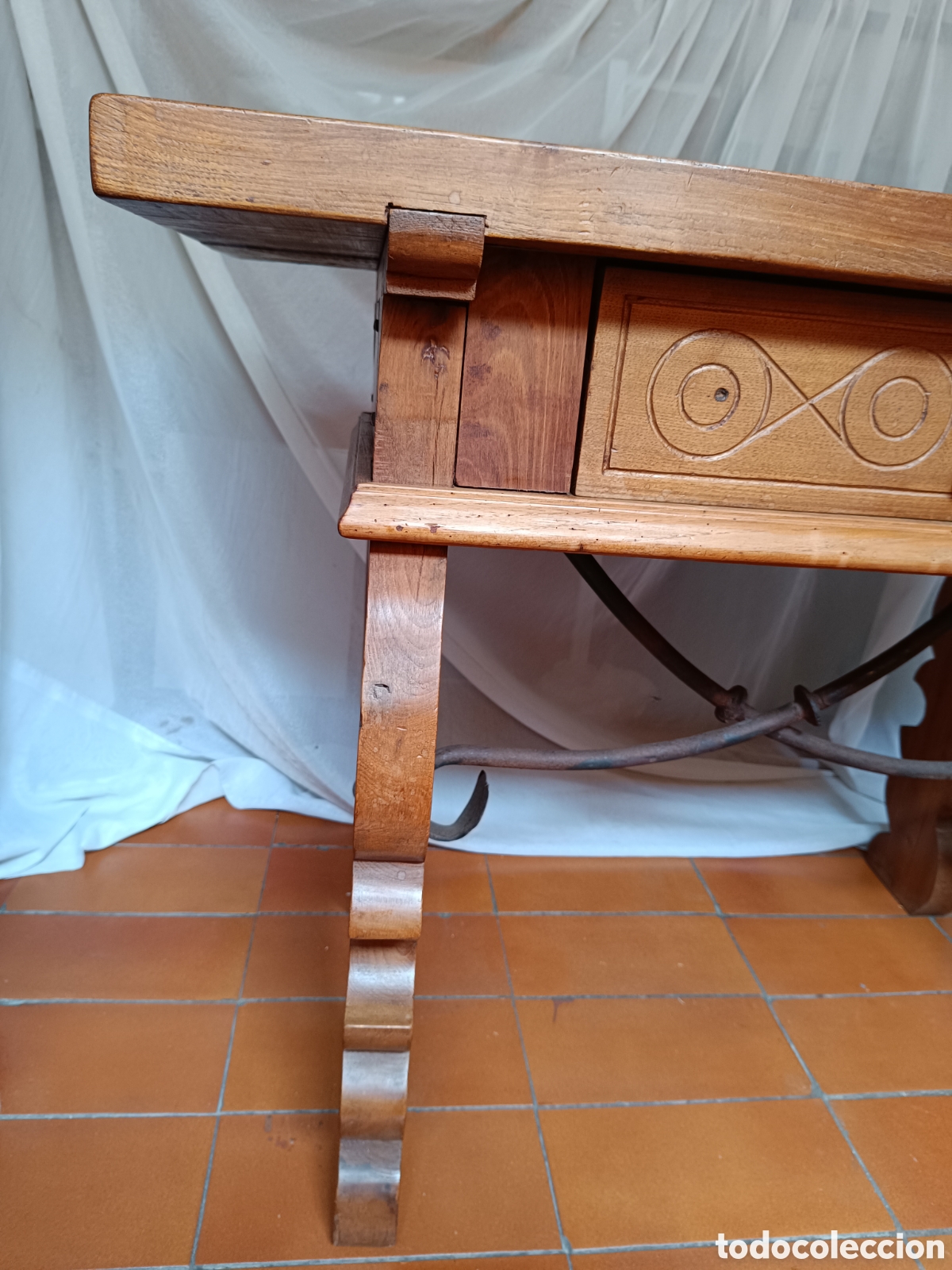 Antig&uuml;edades: Mesa de madera casta&ntilde;o con fiadores - Foto 2