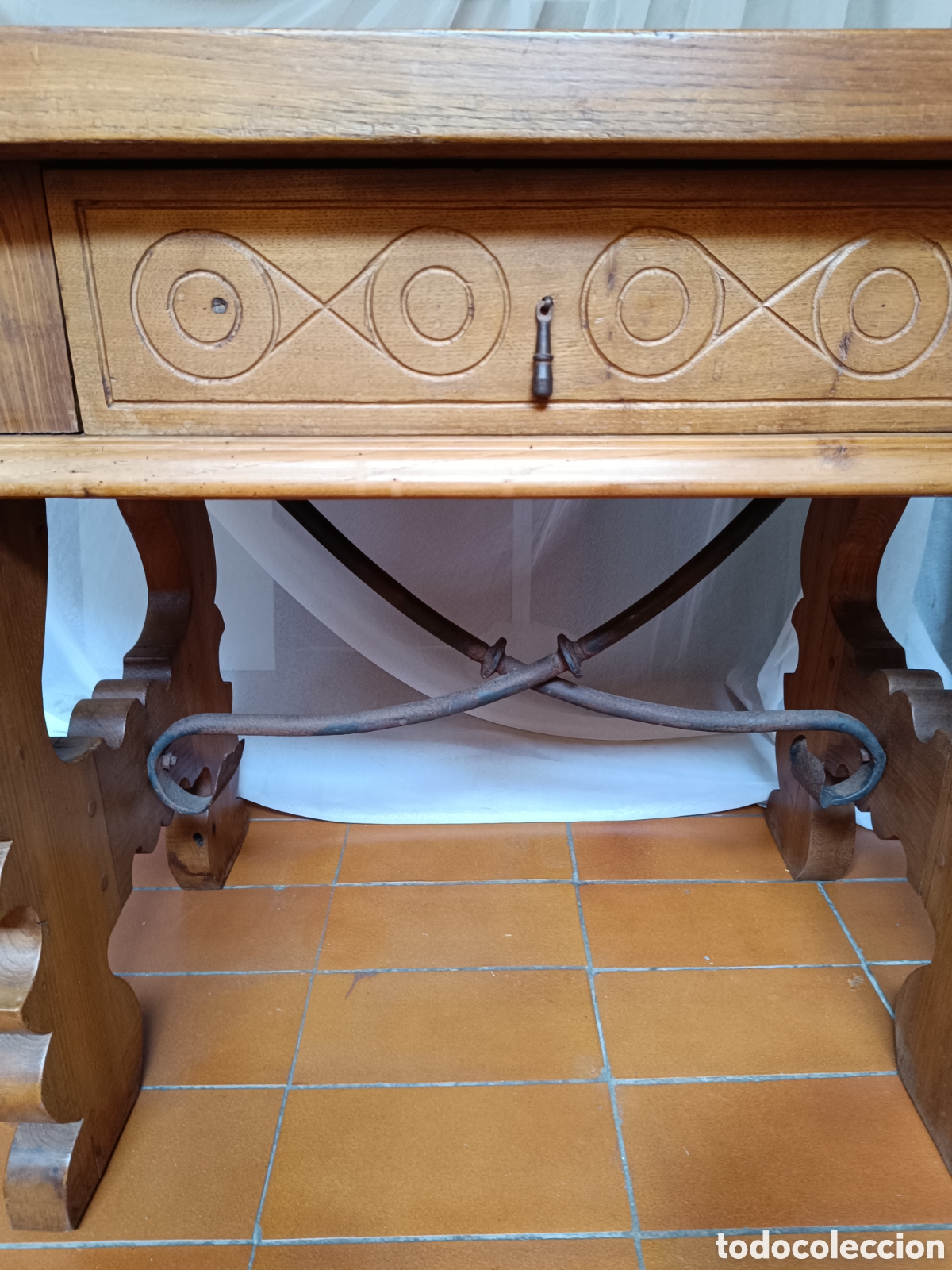 Antig&uuml;edades: Mesa de madera casta&ntilde;o con fiadores - Foto 3