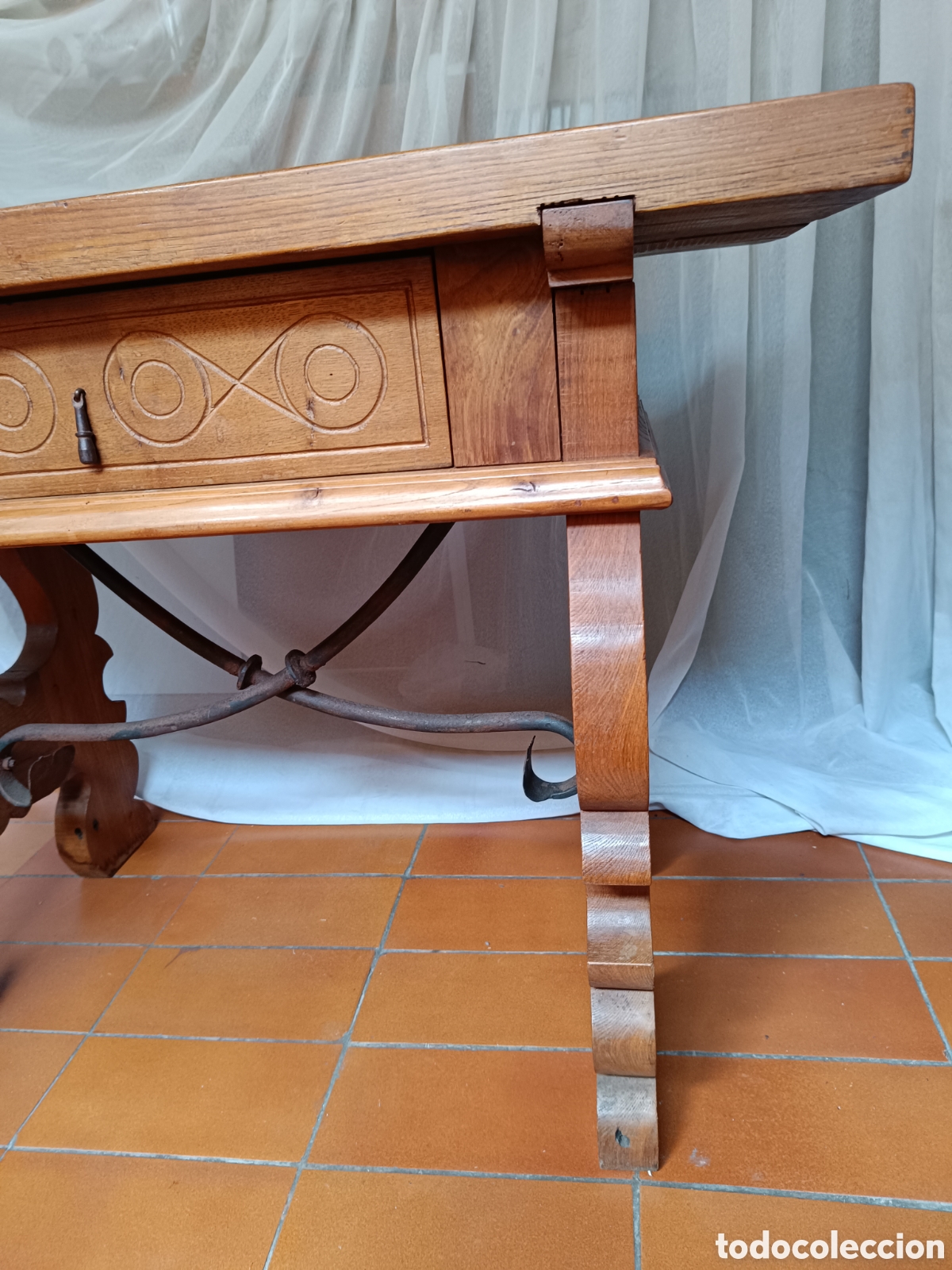 Antig&uuml;edades: Mesa de madera casta&ntilde;o con fiadores - Foto 4