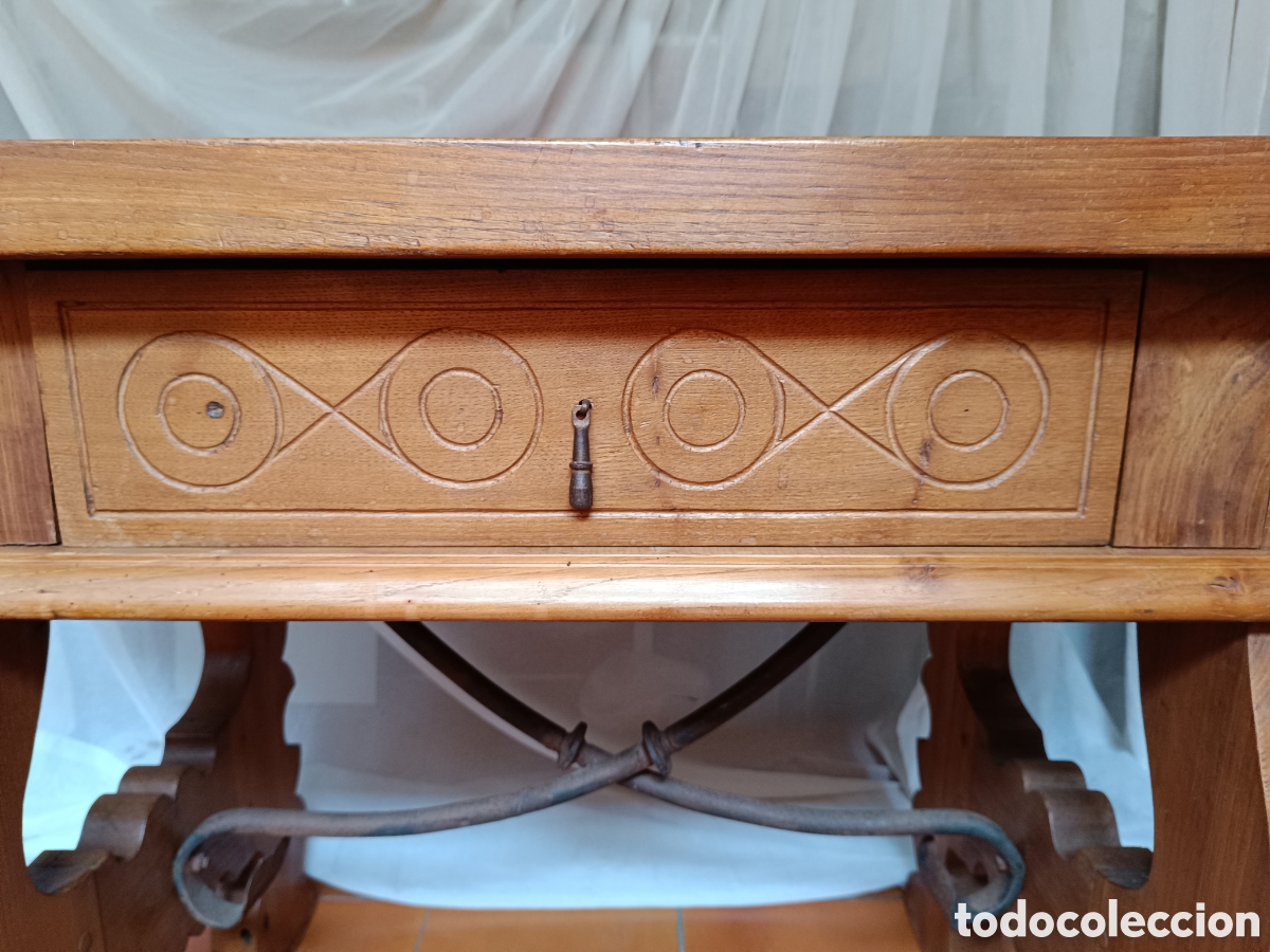 Antig&uuml;edades: Mesa de madera casta&ntilde;o con fiadores - Foto 5