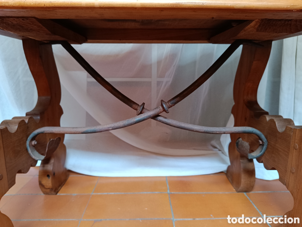 Antig&uuml;edades: Mesa de madera casta&ntilde;o con fiadores - Foto 6