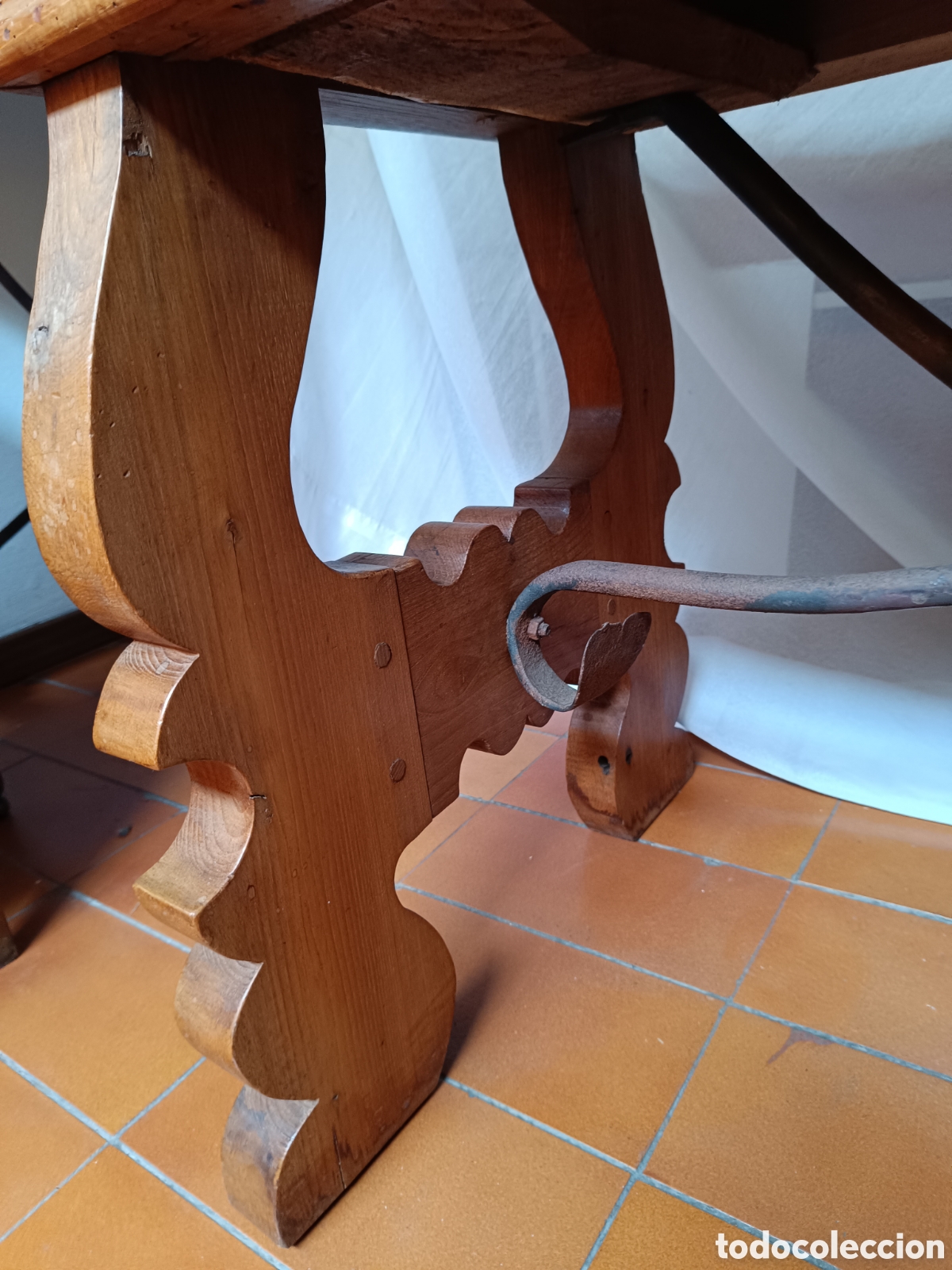 Antig&uuml;edades: Mesa de madera casta&ntilde;o con fiadores - Foto 7