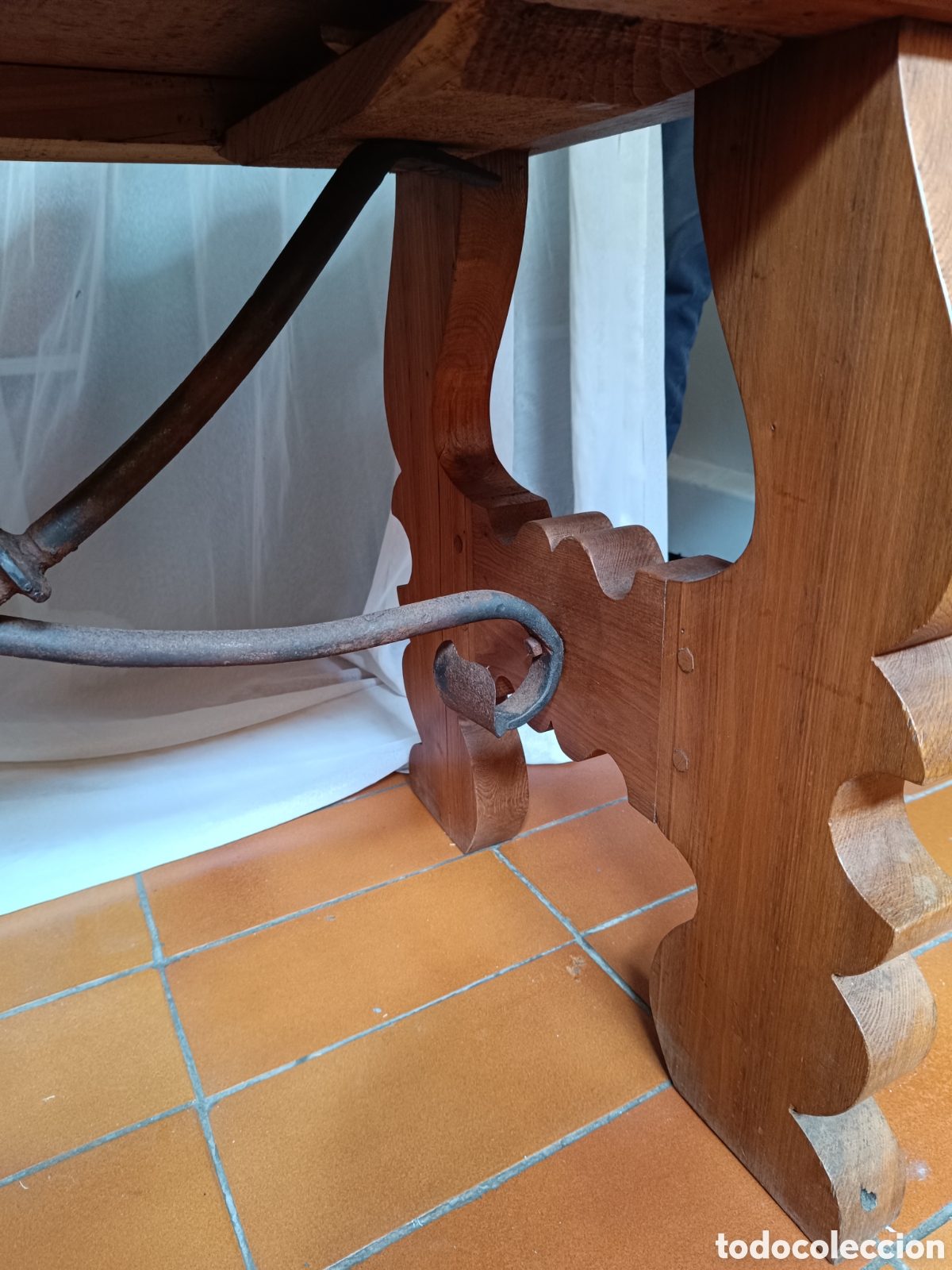 Antig&uuml;edades: Mesa de madera casta&ntilde;o con fiadores - Foto 8