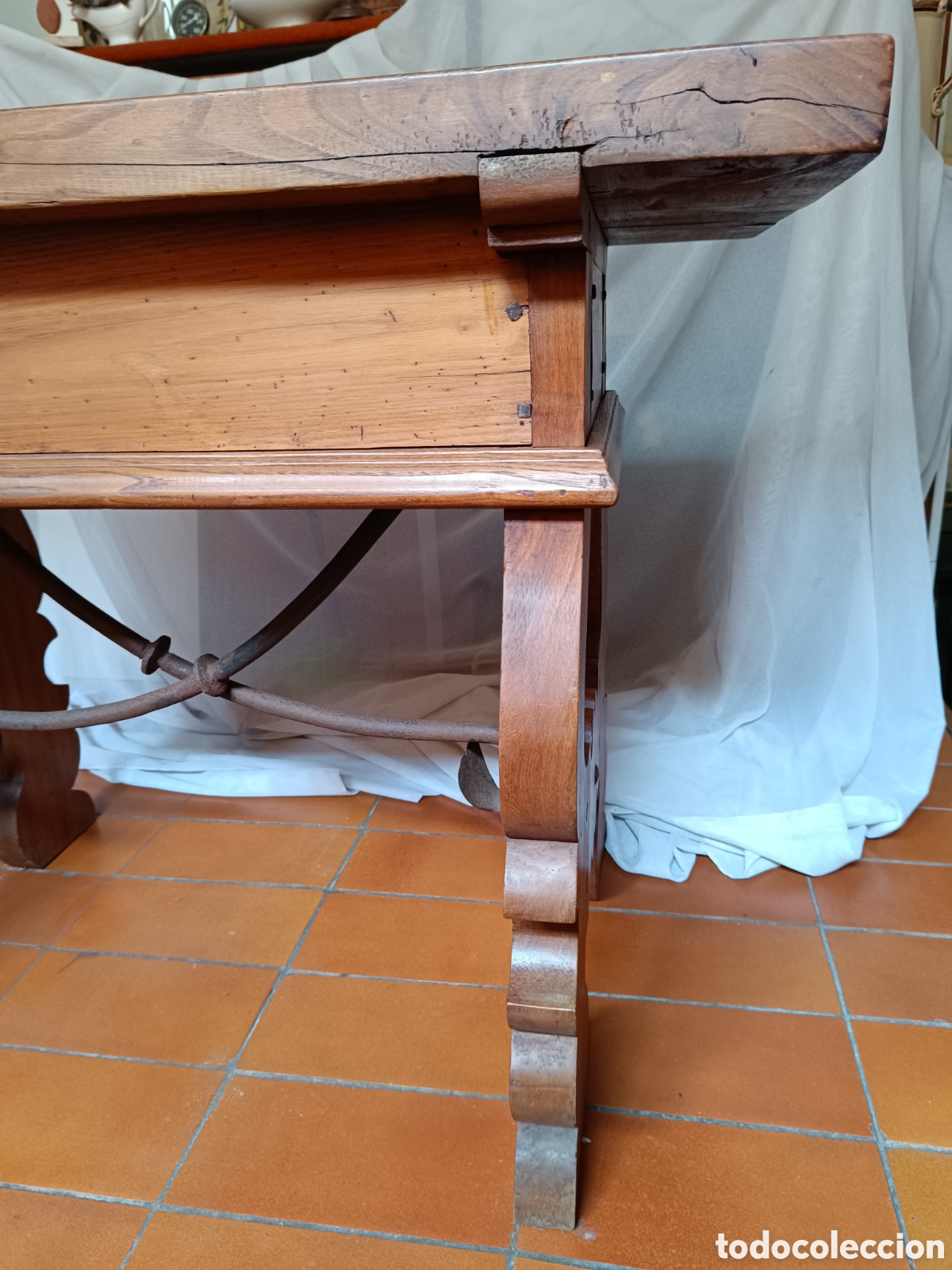 Antig&uuml;edades: Mesa de madera casta&ntilde;o con fiadores - Foto 13