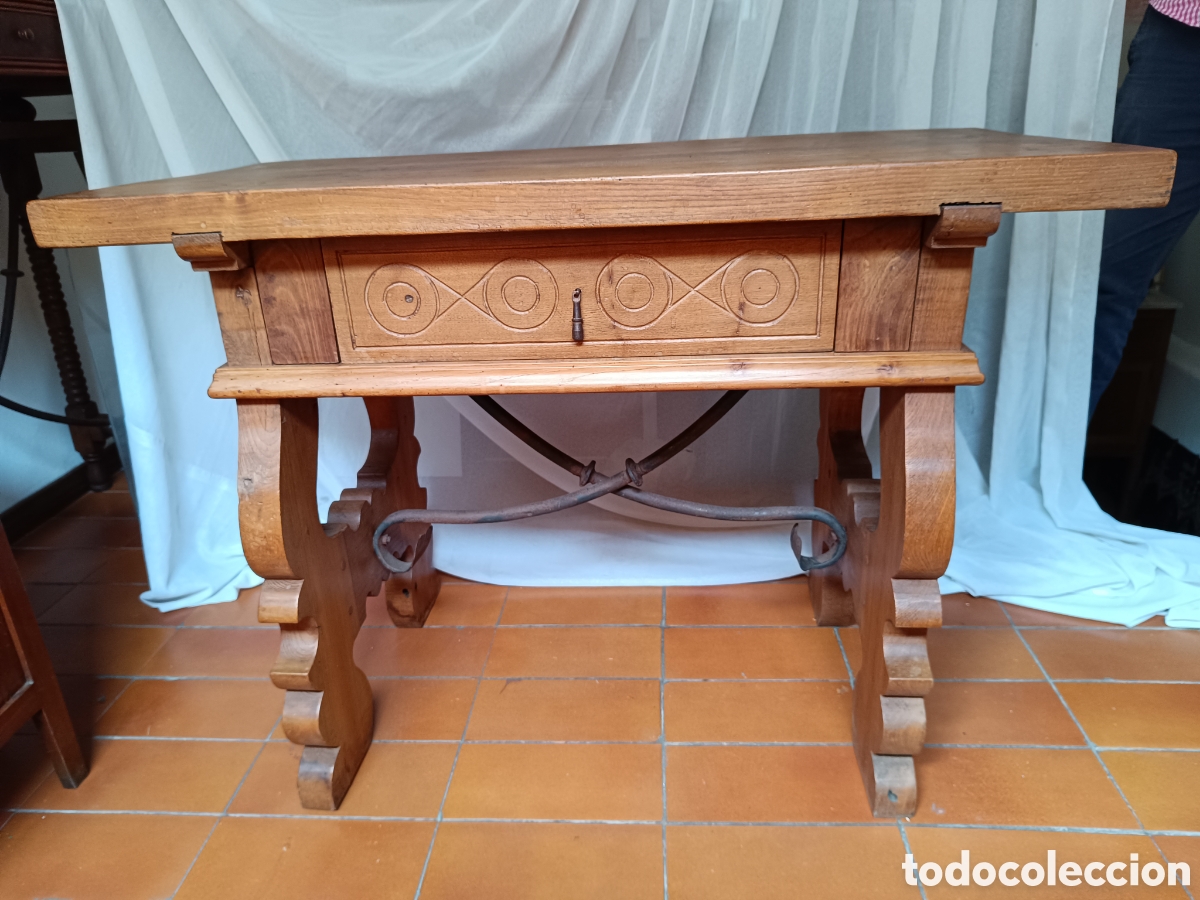 Antig&uuml;edades: Mesa de madera casta&ntilde;o con fiadores - Foto 1