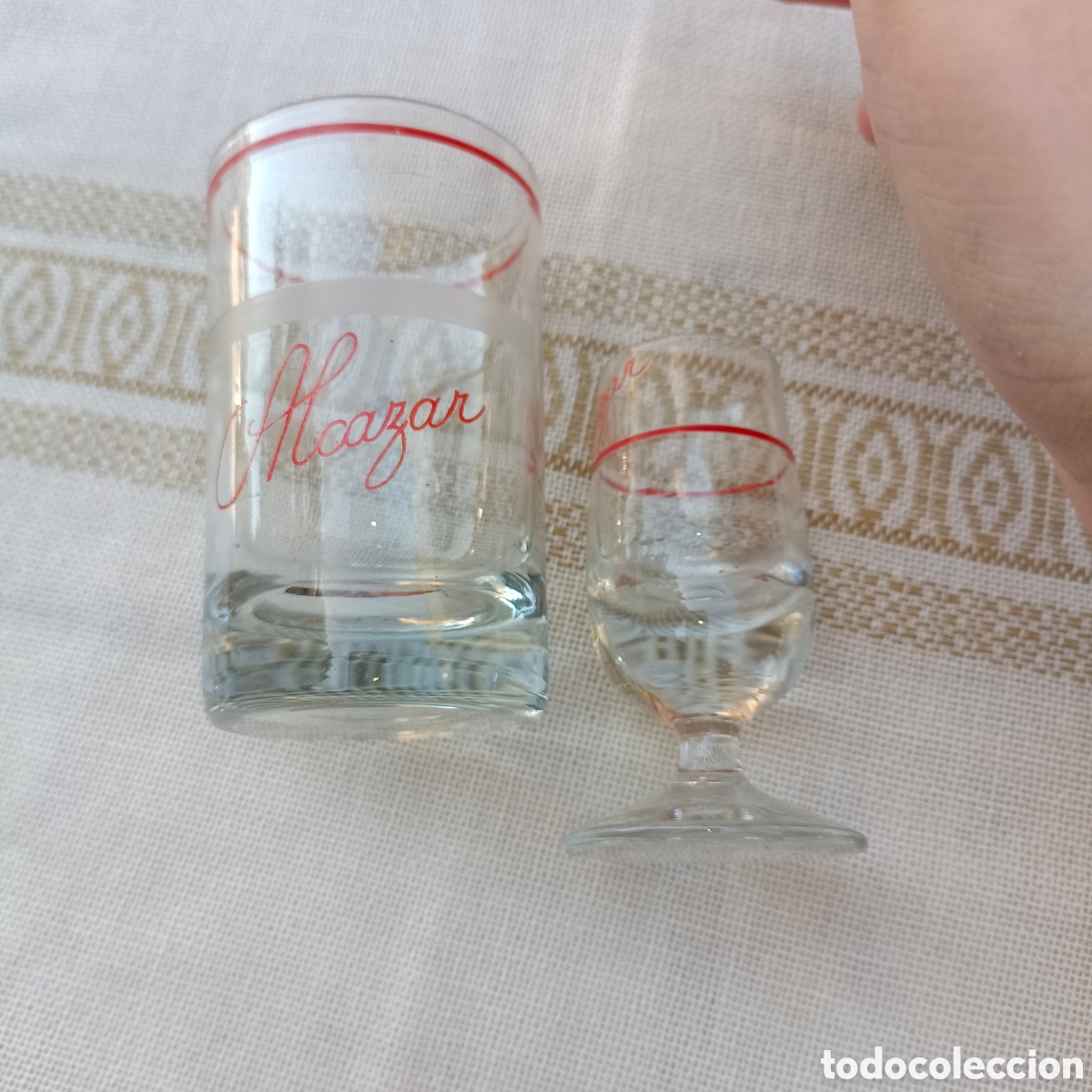 Antig&uuml;edades: Vaso m&aacute;s copa licor Alc&aacute;zar rojo - Foto 2