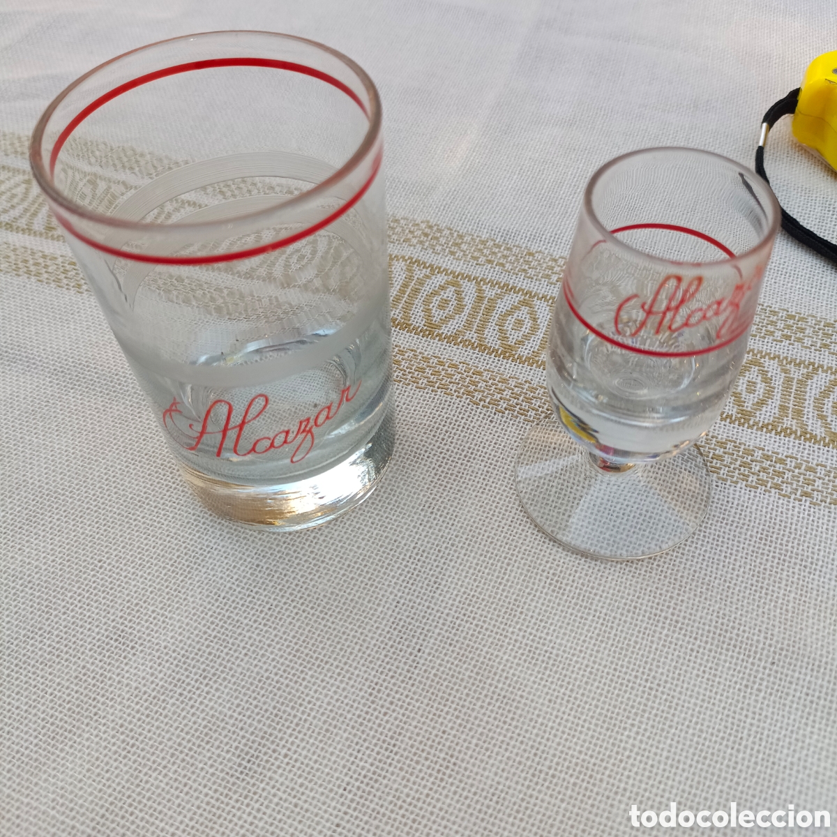 Antig&uuml;edades: Vaso m&aacute;s copa licor Alc&aacute;zar rojo - Foto 1