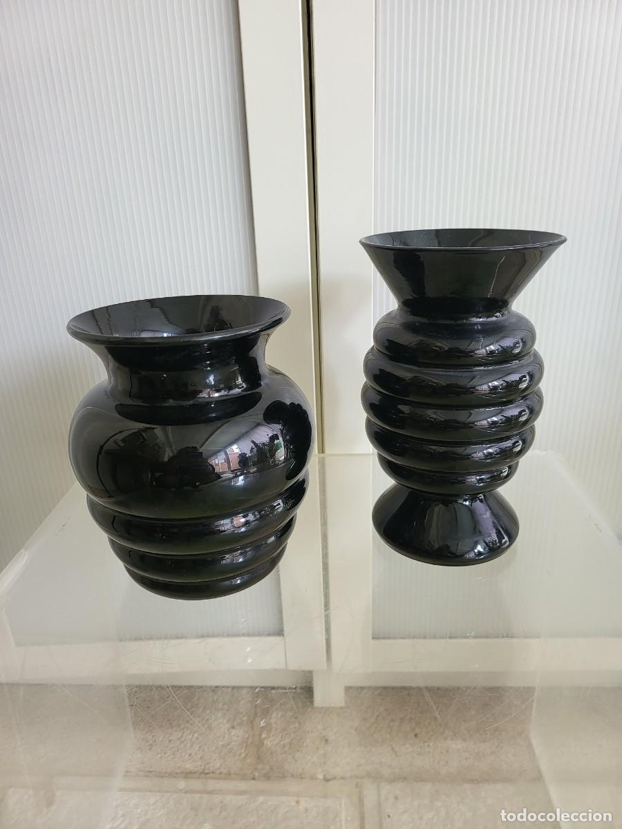 Antig&uuml;edades: Dos jarrones art dec&oacute; de opalina negra - Foto 1