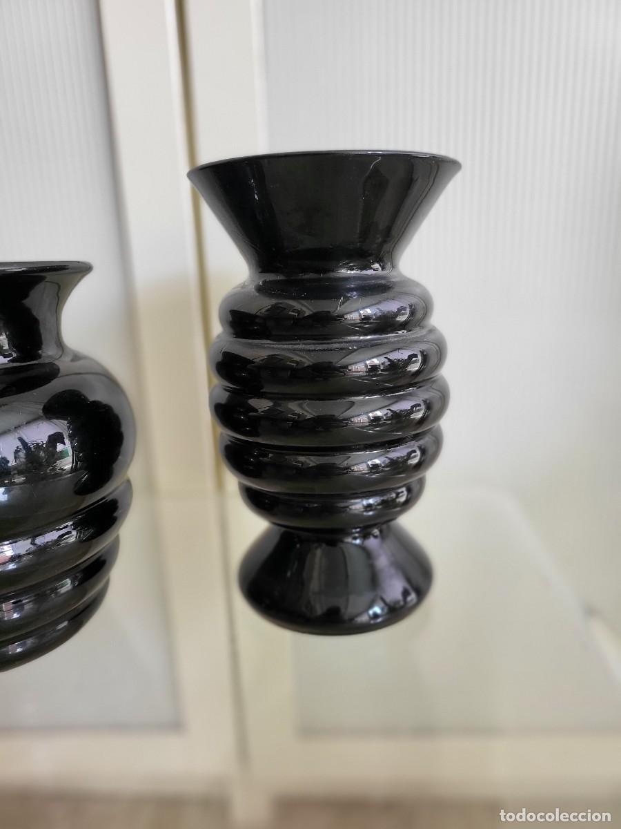 Antig&uuml;edades: Dos jarrones art dec&oacute; de opalina negra - Foto 4