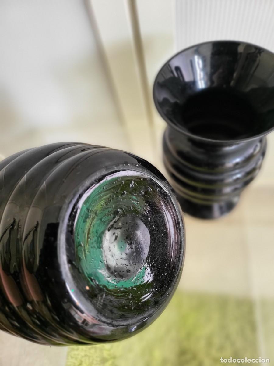 Antig&uuml;edades: Dos jarrones art dec&oacute; de opalina negra - Foto 7