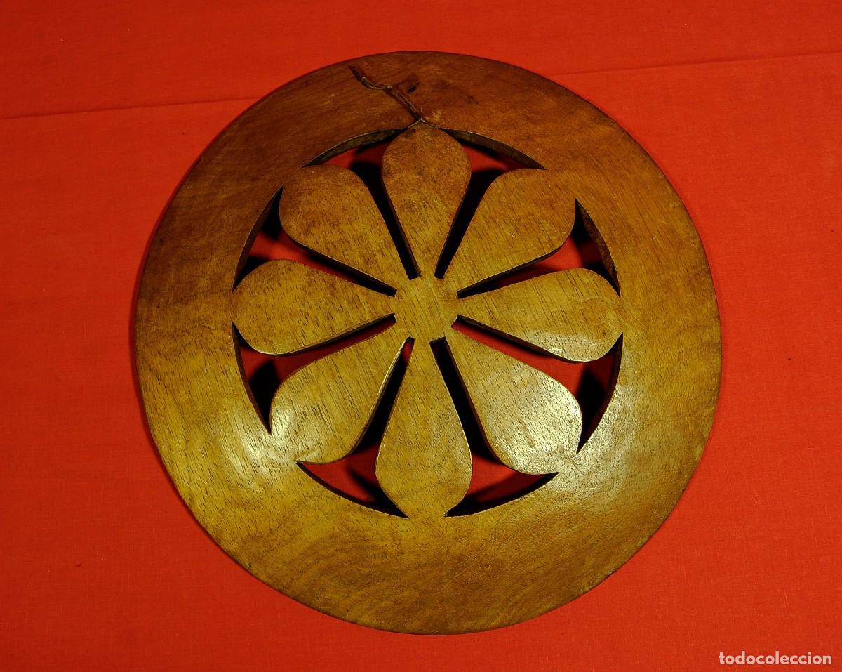 Antig&uuml;edades: Plato de madera para decoraci&oacute;n - Foto 3