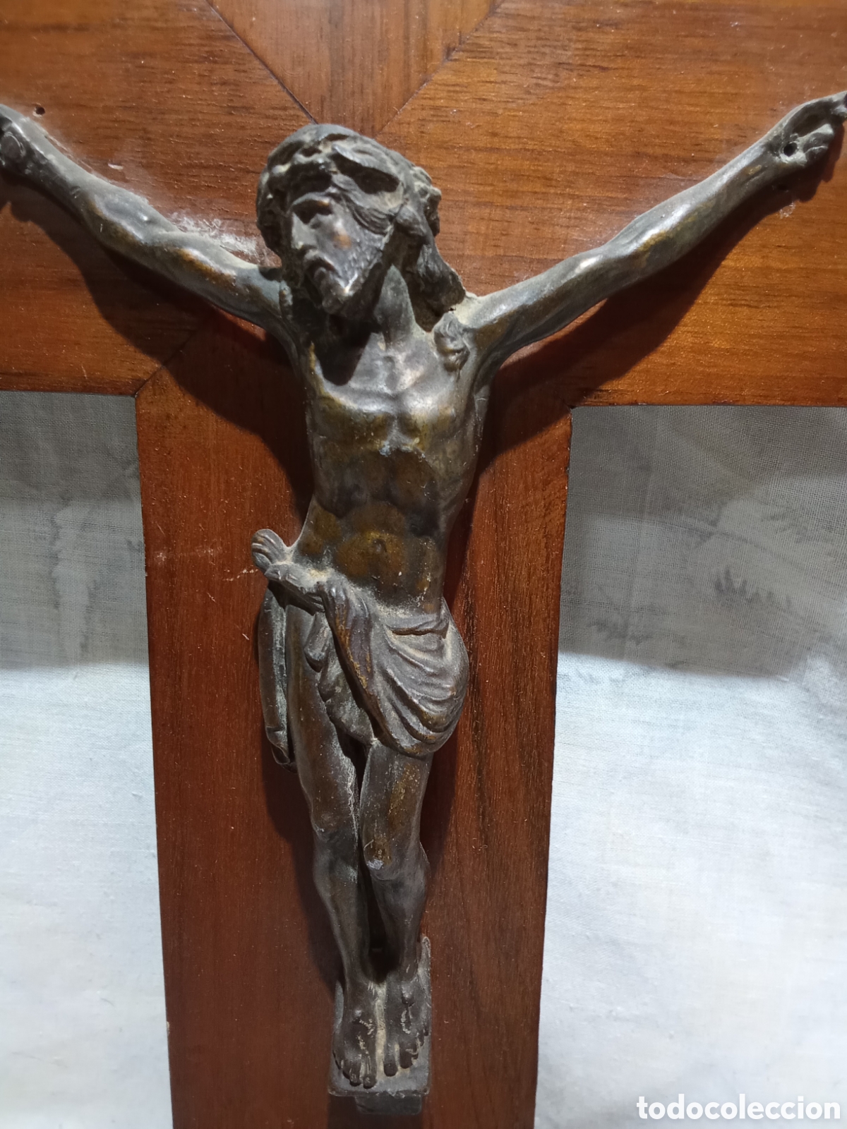 Antig&uuml;edades: BONITO CRUCIFIJO EN MADERA Y BRONCE - Foto 2