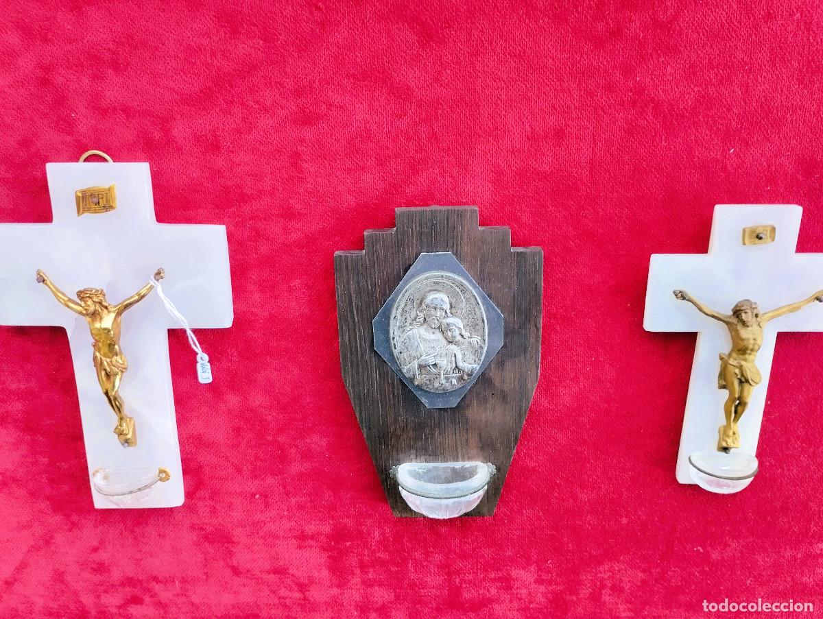 Antig&uuml;edades: 2 CRUCIFIJOS BENDITERA Y UNA BENDITERA DE MADERA - Foto 2