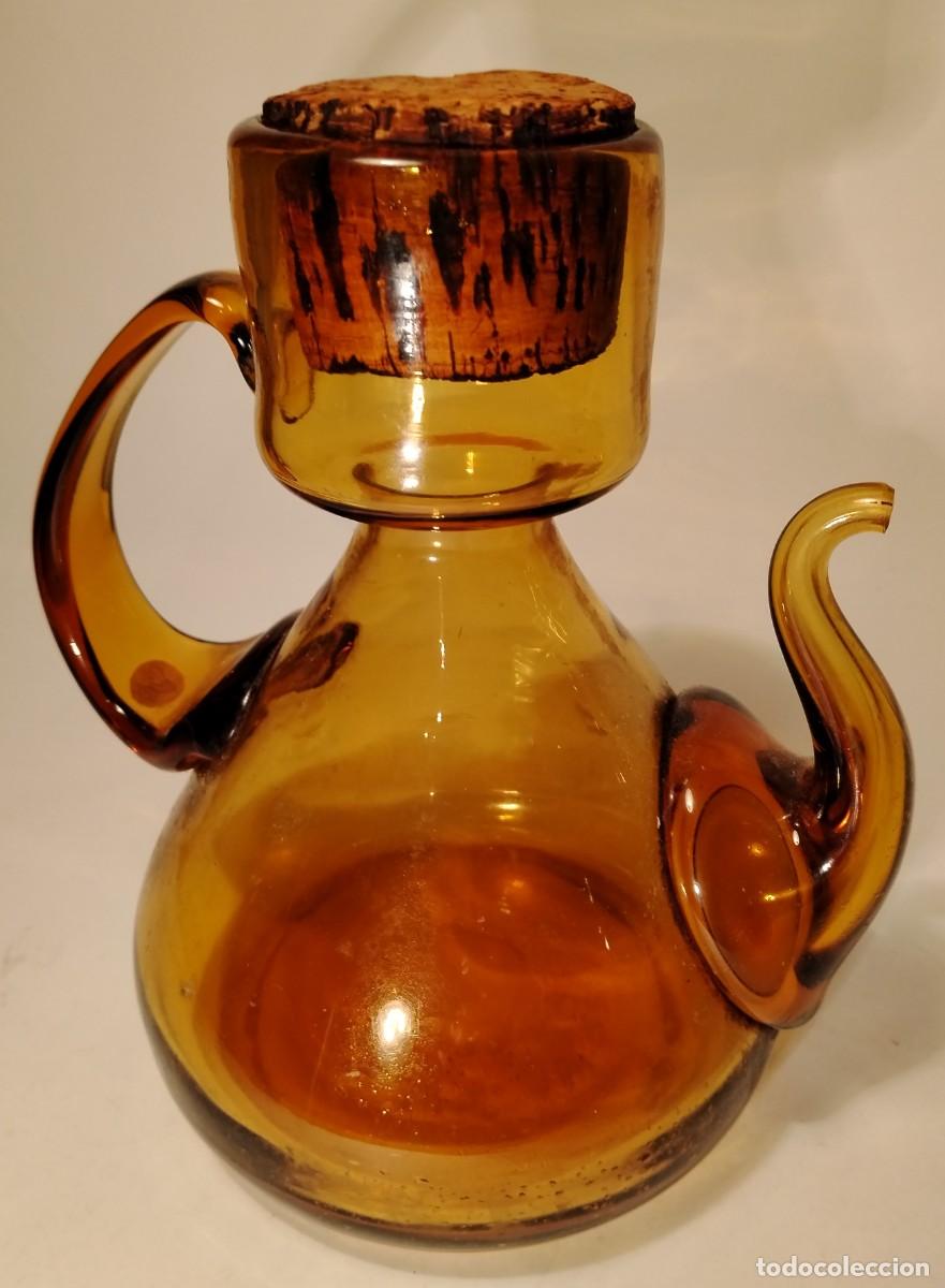 Antig&uuml;edades: GRAN ACEITERA EN VIDRIO SOPLADO TONALIDAD &Aacute;MBAR. A&Ntilde;OS 40.