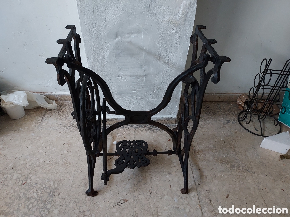 Antig&uuml;edades: Pie de m&aacute;quina de coser - Foto 1