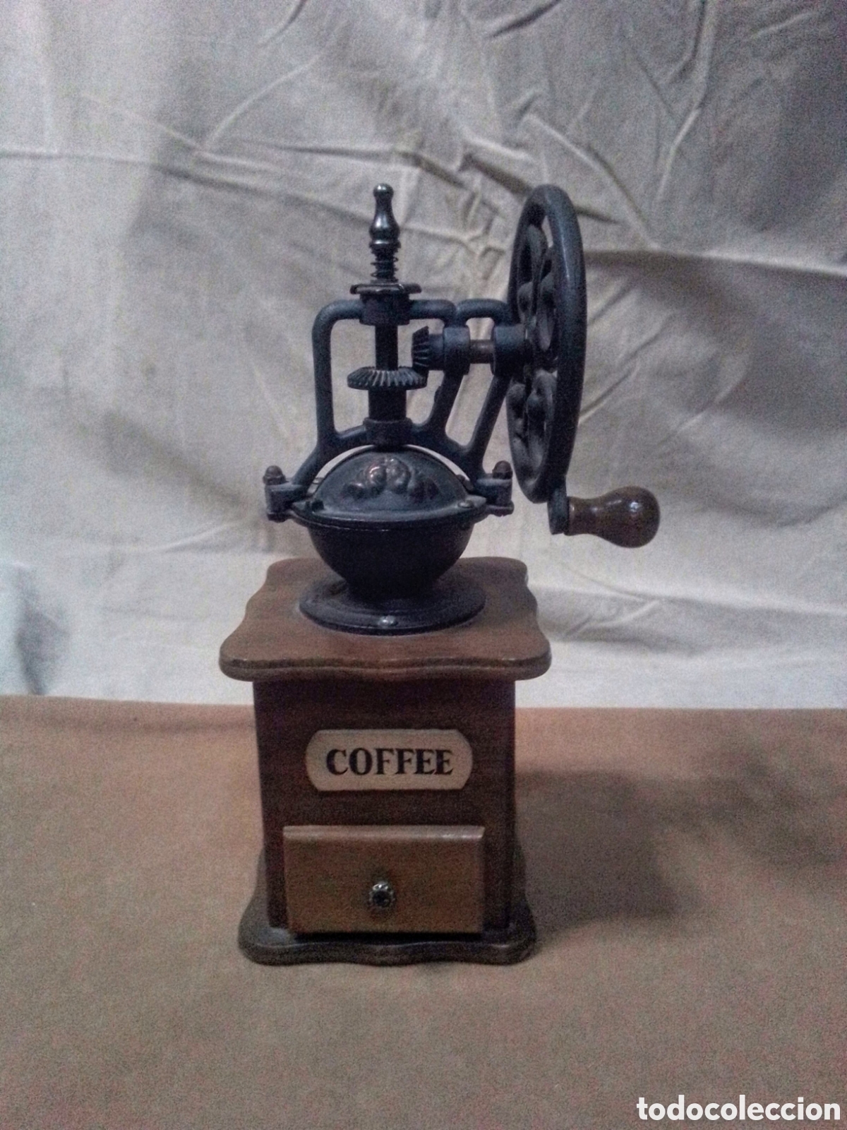 Antig&uuml;edades: Molinillo de caf&eacute; de rueda antiguo. - Foto 1