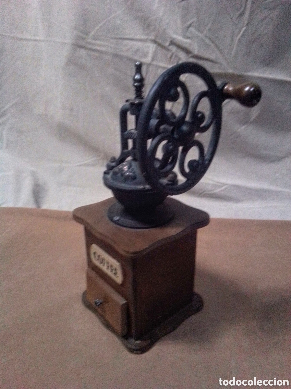 Antig&uuml;edades: Molinillo de caf&eacute; de rueda antiguo. - Foto 2
