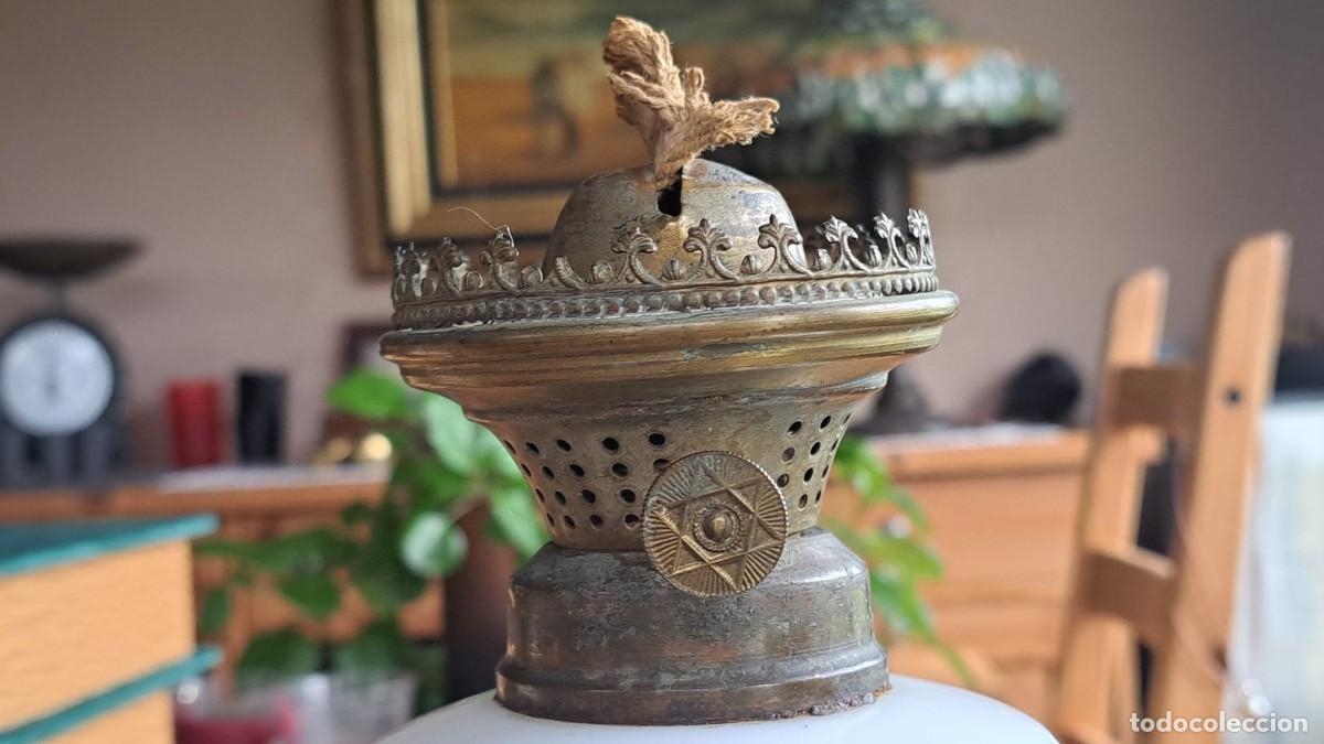 Antig&uuml;edades: Antiguo Quinque de Aceite Opalina Blanca y Lat&oacute;n - Foto 1