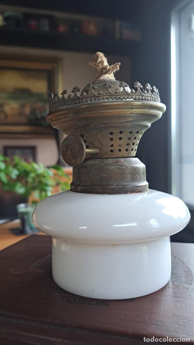 Antig&uuml;edades: Antiguo Quinque de Aceite Opalina Blanca y Lat&oacute;n - Foto 2
