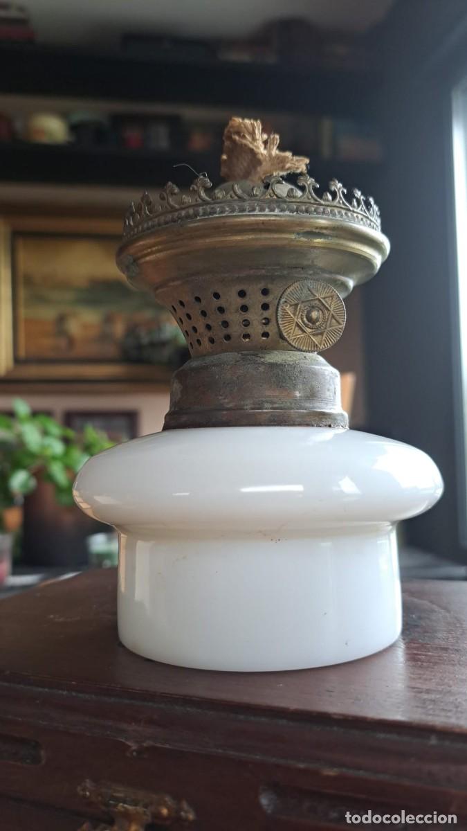 Antig&uuml;edades: Antiguo Quinque de Aceite Opalina Blanca y Lat&oacute;n - Foto 3