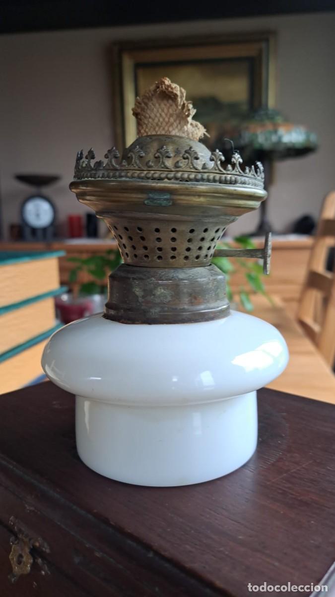 Antig&uuml;edades: Antiguo Quinque de Aceite Opalina Blanca y Lat&oacute;n - Foto 4