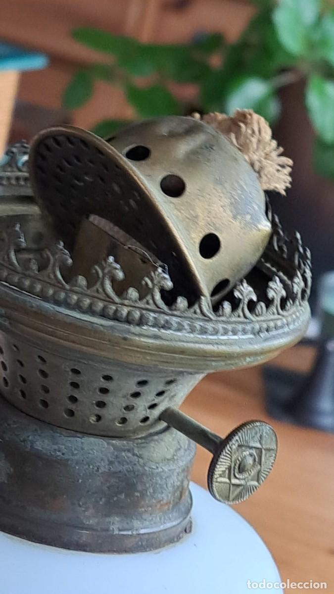 Antig&uuml;edades: Antiguo Quinque de Aceite Opalina Blanca y Lat&oacute;n - Foto 6