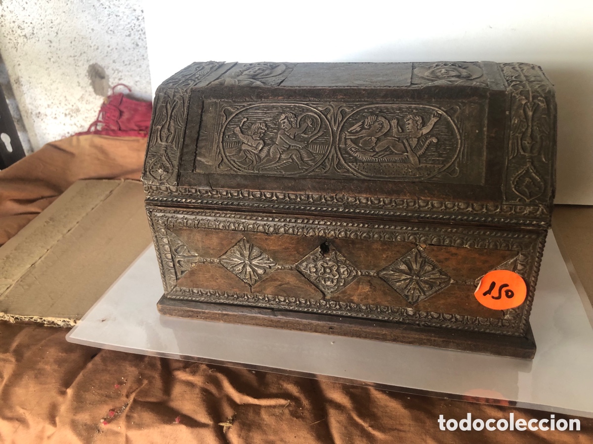 Antig&uuml;edades: arqueta de madera con metal repujado - Foto 2
