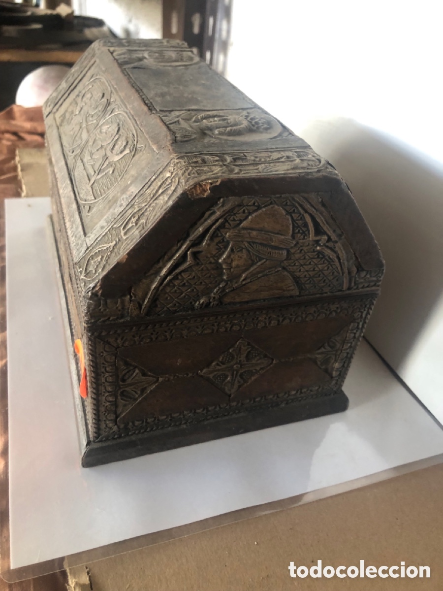 Antig&uuml;edades: arqueta de madera con metal repujado - Foto 3