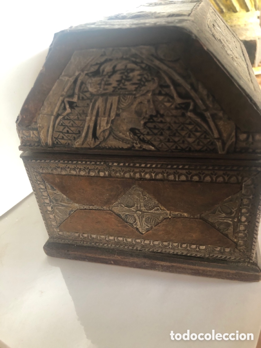 Antig&uuml;edades: arqueta de madera con metal repujado - Foto 4
