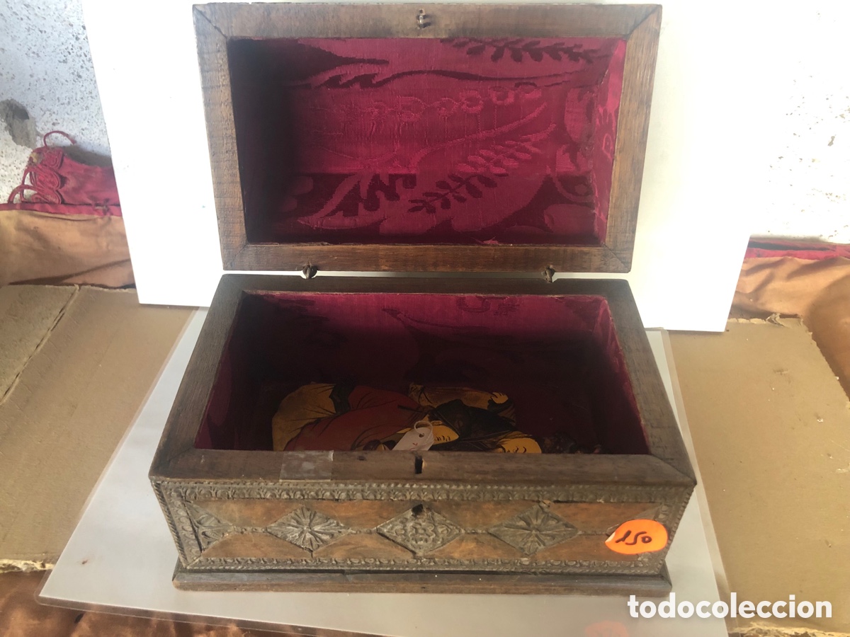 Antig&uuml;edades: arqueta de madera con metal repujado - Foto 5