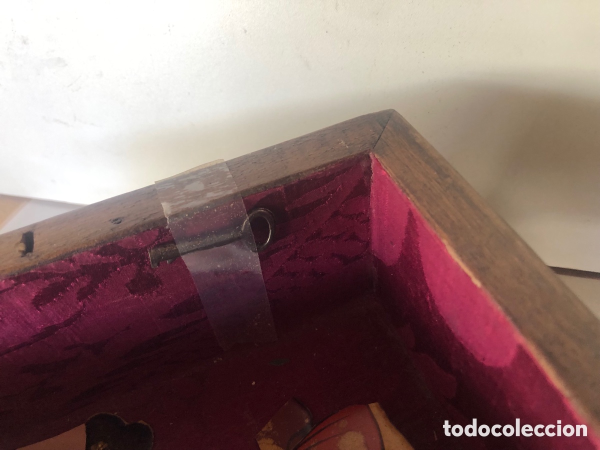 Antig&uuml;edades: arqueta de madera con metal repujado - Foto 6