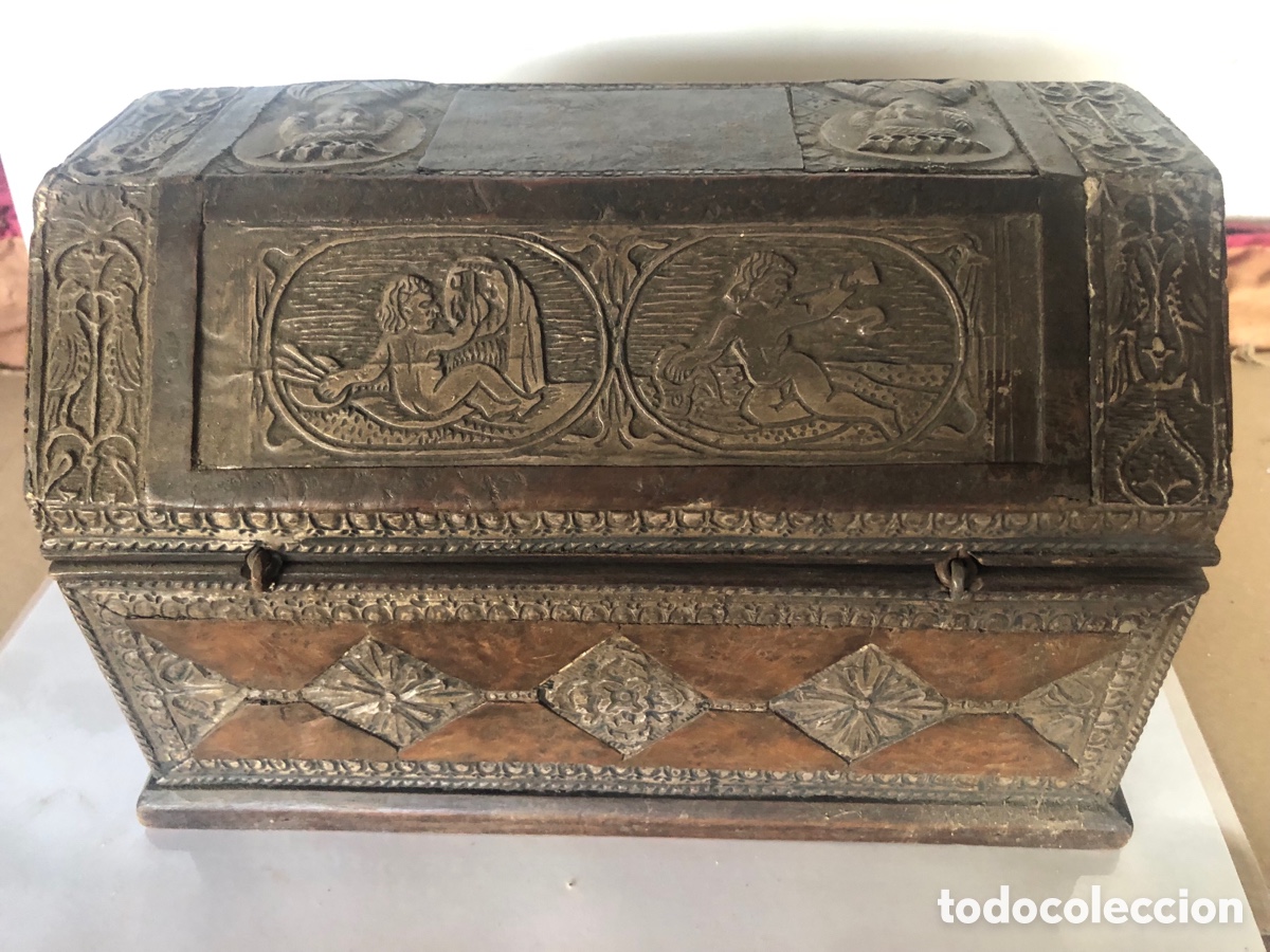 Antig&uuml;edades: arqueta de madera con metal repujado - Foto 7