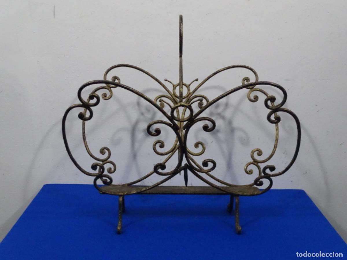 Antig&uuml;edades: ANTIGUO REVISTERO EN FORJA. - Foto 1
