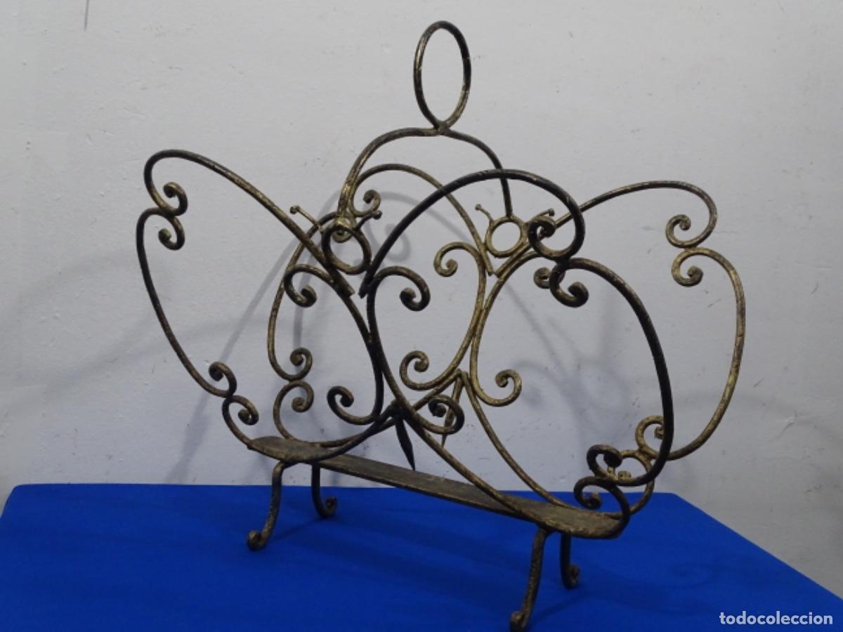 Antig&uuml;edades: ANTIGUO REVISTERO EN FORJA. - Foto 3