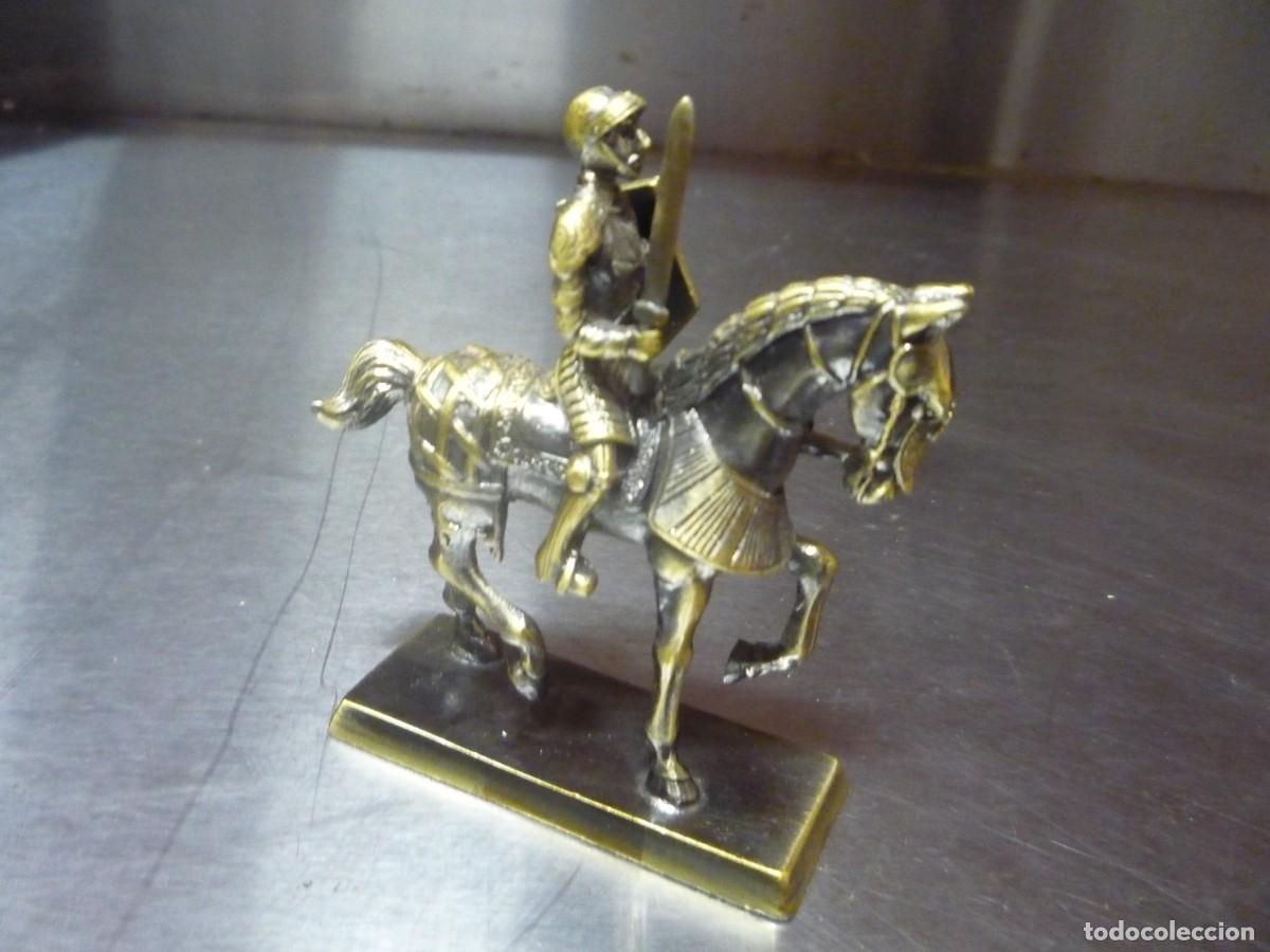 Antig&uuml;edades: CABALLERO DE BRONCE A CABALLOCON ESCUDO Y ESPADA - Foto 3