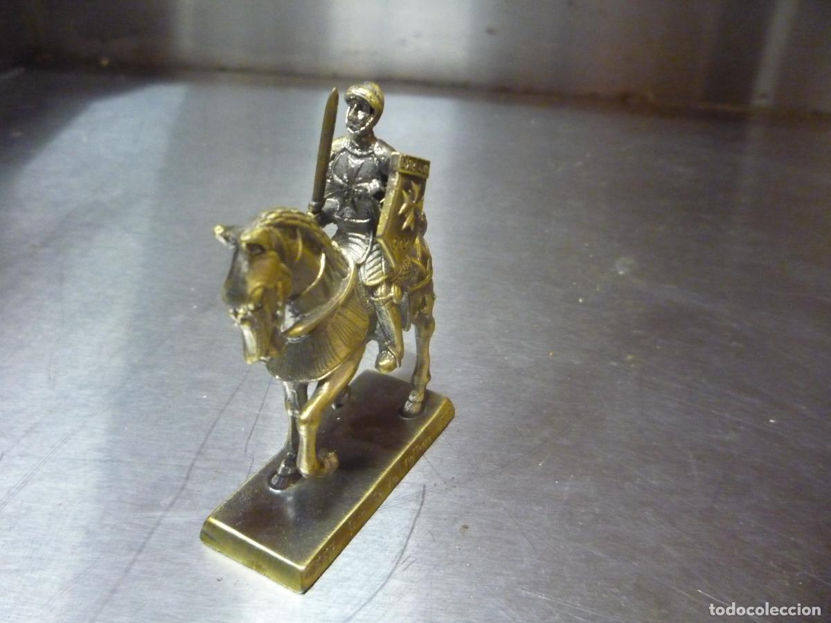 Antig&uuml;edades: CABALLERO DE BRONCE A CABALLOCON ESCUDO Y ESPADA - Foto 1