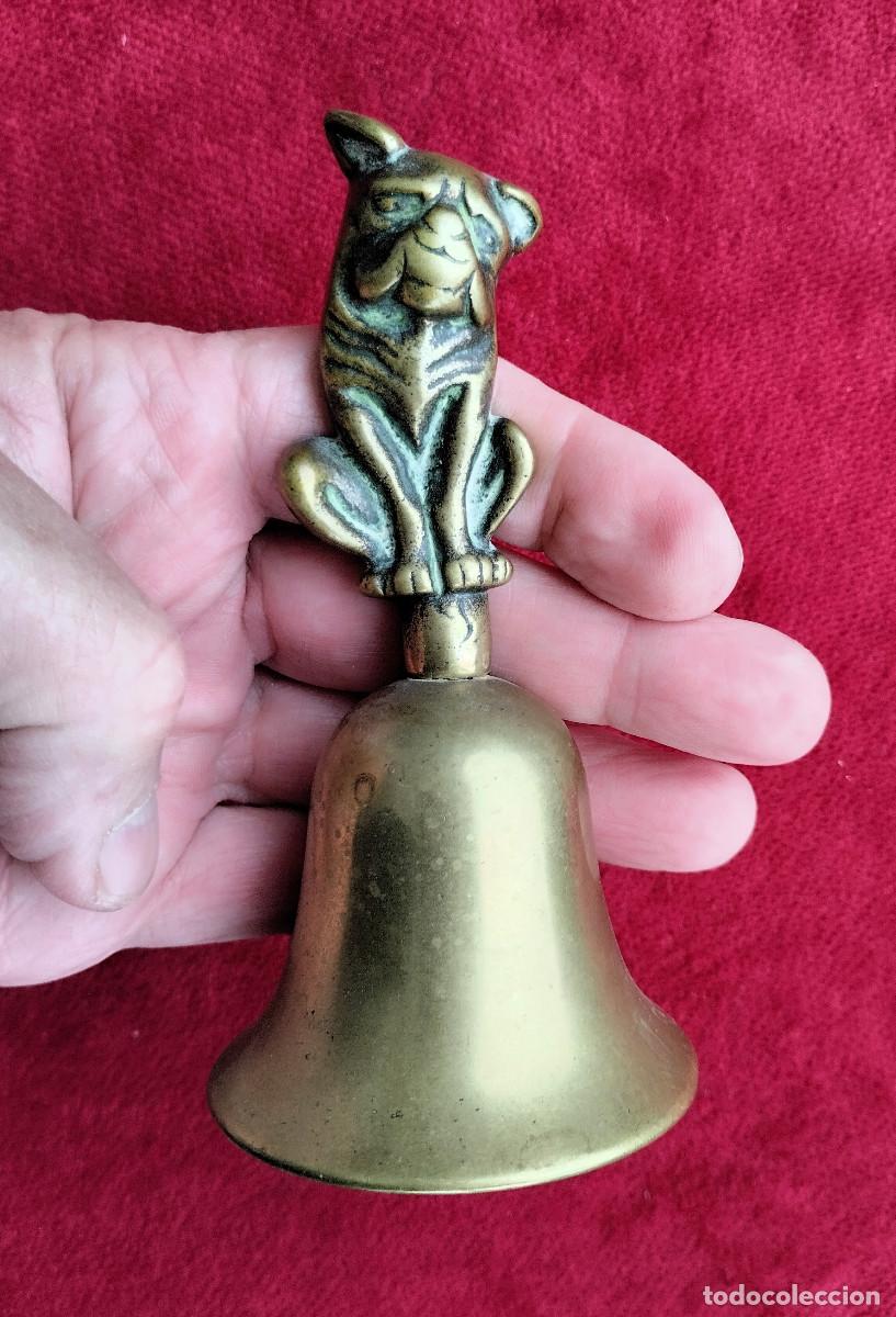 Antig&uuml;edades: CAMPANA DE MANO EN BRONCE CON PERRO EN EL MANGO - Foto 1