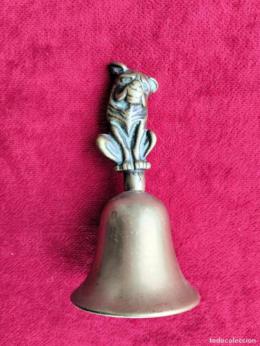 Antig&uuml;edades: CAMPANA DE MANO EN BRONCE CON PERRO EN EL MANGO - Foto 2