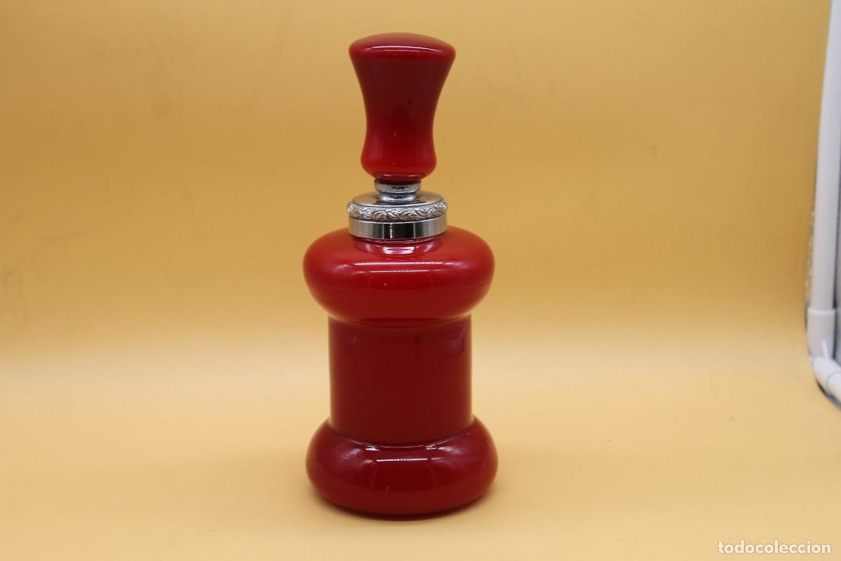 Antig&uuml;edades: BOTELLA O PERFUMERO ROJO CRISTAL OPALINA - Foto 1
