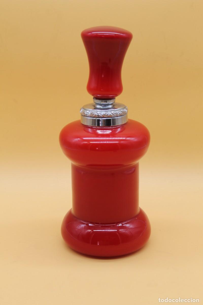 Antig&uuml;edades: BOTELLA O PERFUMERO ROJO CRISTAL OPALINA - Foto 2