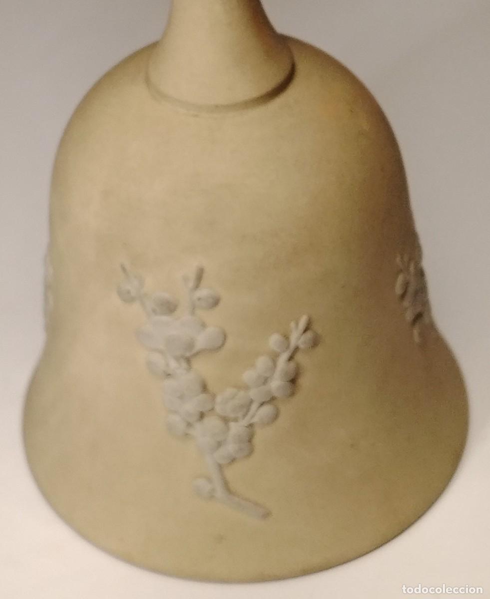 Antig&uuml;edades: CAMPANA DE SOBREMESA EN BISCUIT. DISE&Ntilde;O VEGETAL EN RELIEVE.