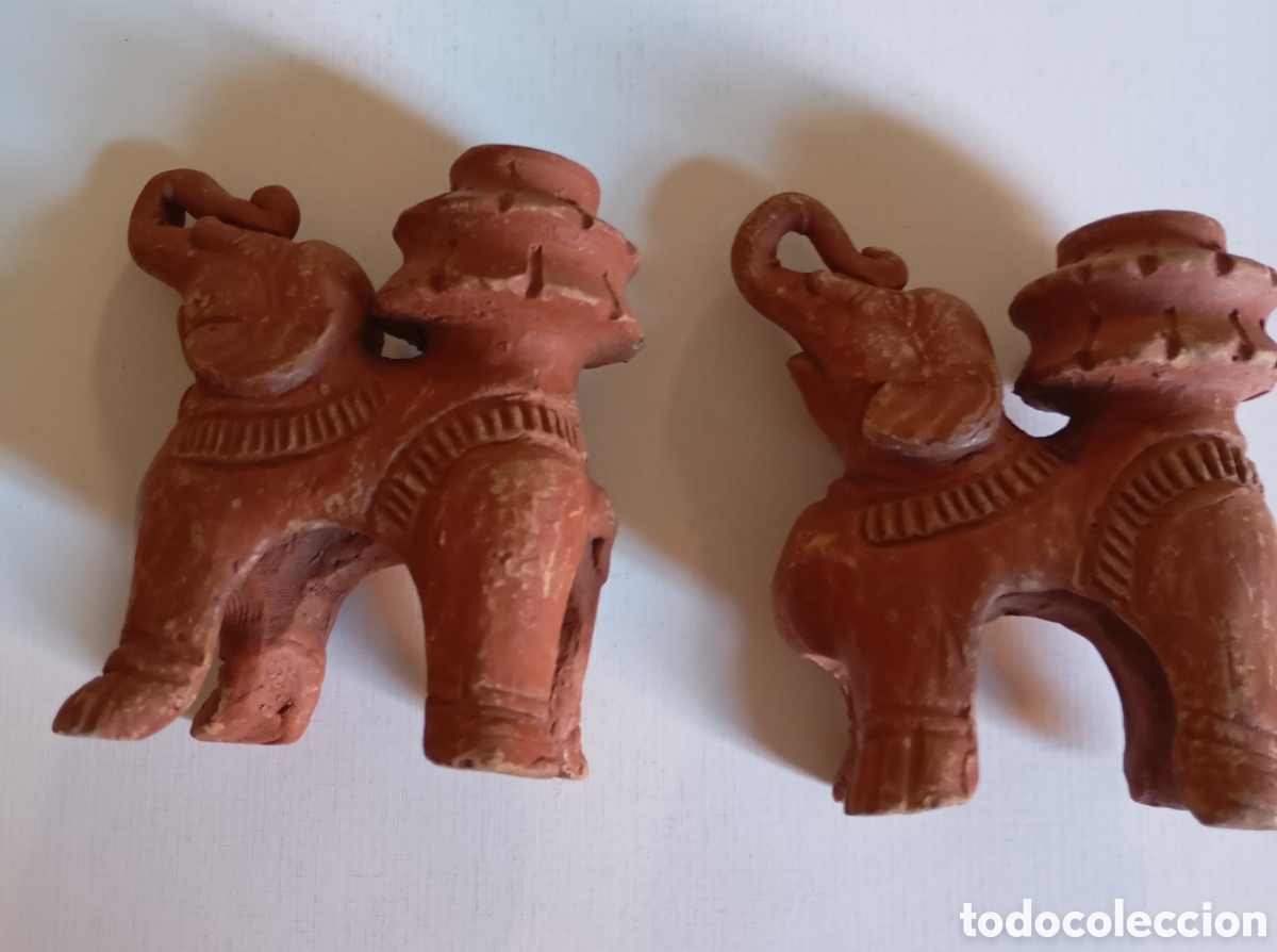 Antig&uuml;edades: Antiguo par de figuras de elefantes decorativos antiguos de terracota barro