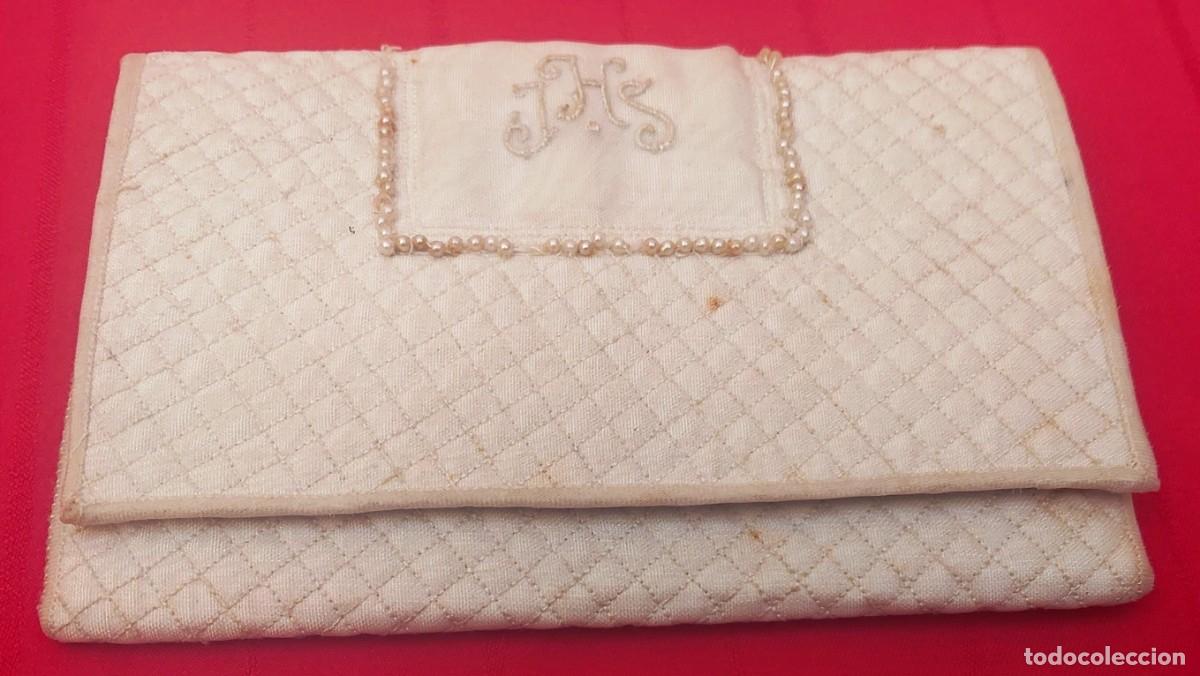 Antig&uuml;edades: MONEDERO O CARTERA BORDADA CON AVALORIOS E INICIALES - Foto 2
