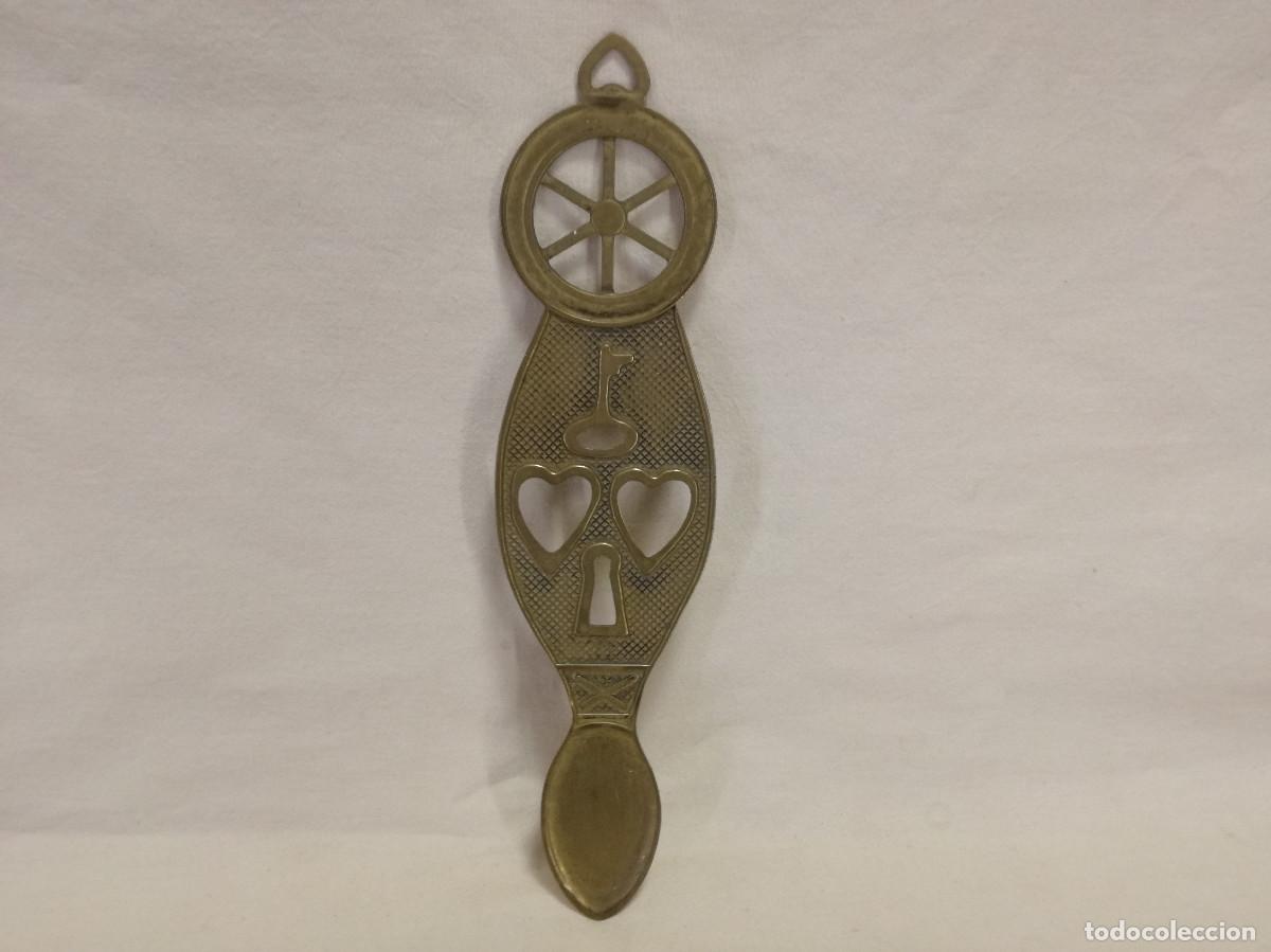 Antig&uuml;edades: CUCHARA DECORATIVA DE BRONCE / LATON - Foto 1