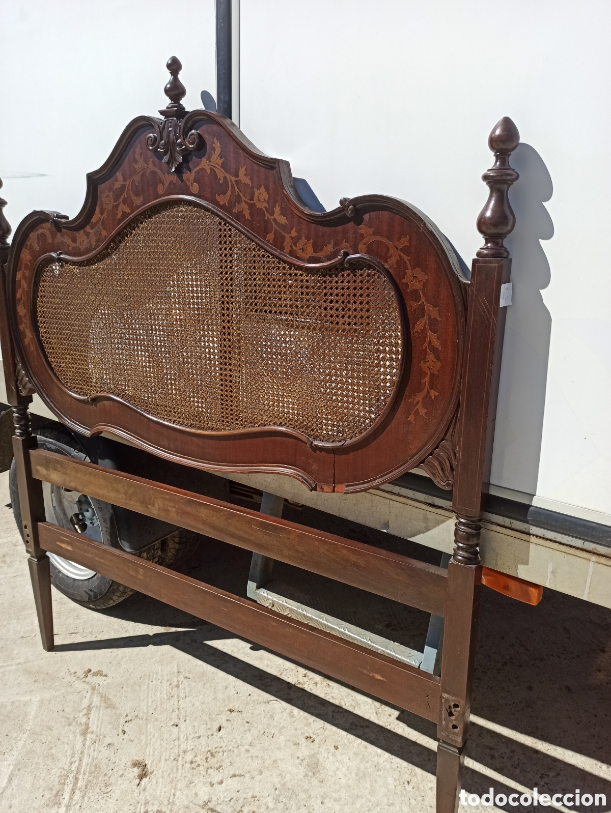 Antig&uuml;edades: Cama en liquidaci&oacute;n con marqueter&iacute;a - Foto 3