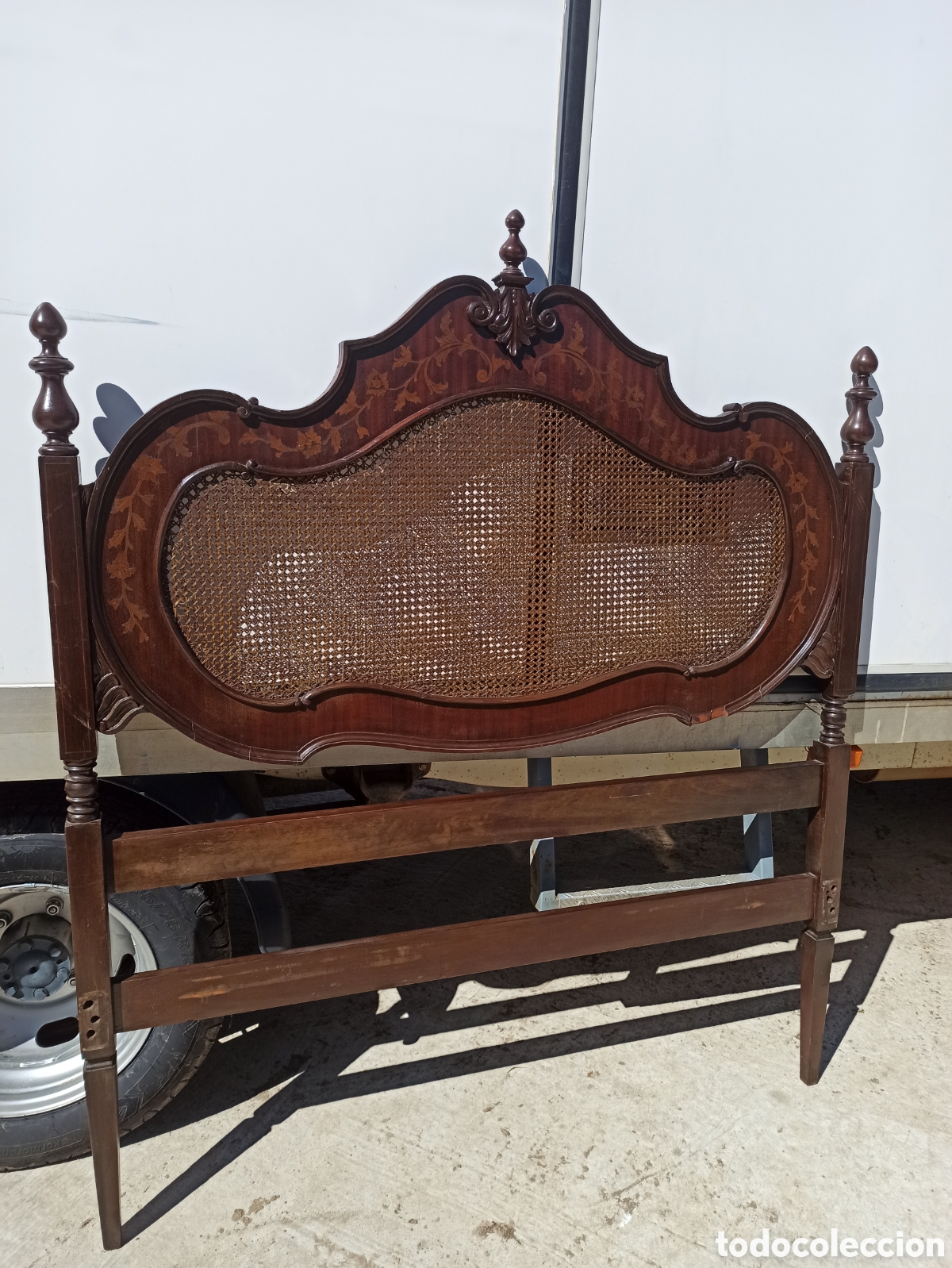 Antig&uuml;edades: Cama en liquidaci&oacute;n con marqueter&iacute;a - Foto 1