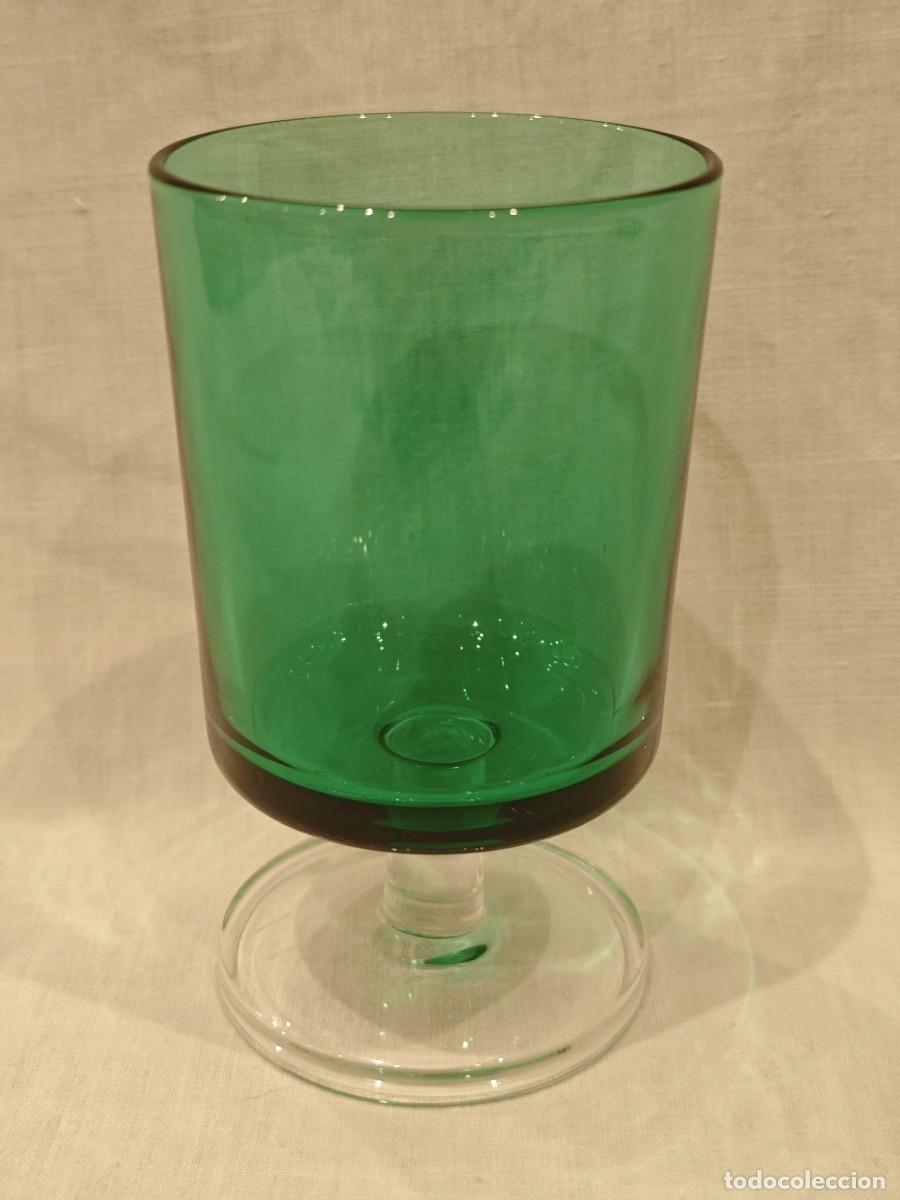 Antig&uuml;edades: 8 copas color verde en vidrio. - Foto 3