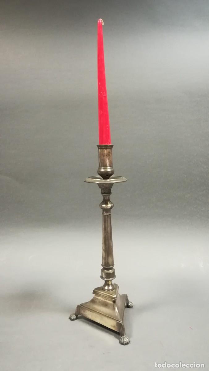 Antig&uuml;edades: CANDELERO DE METAL PLATEADO - Foto 1