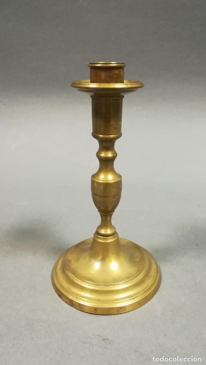 Antig&uuml;edades: CANDELERO DE BRONCE ANTIGUO - Foto 2
