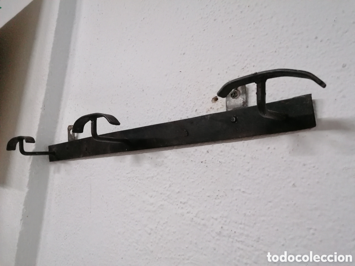 Antig&uuml;edades: Perchero de pared de hierro antiguo - Foto 1